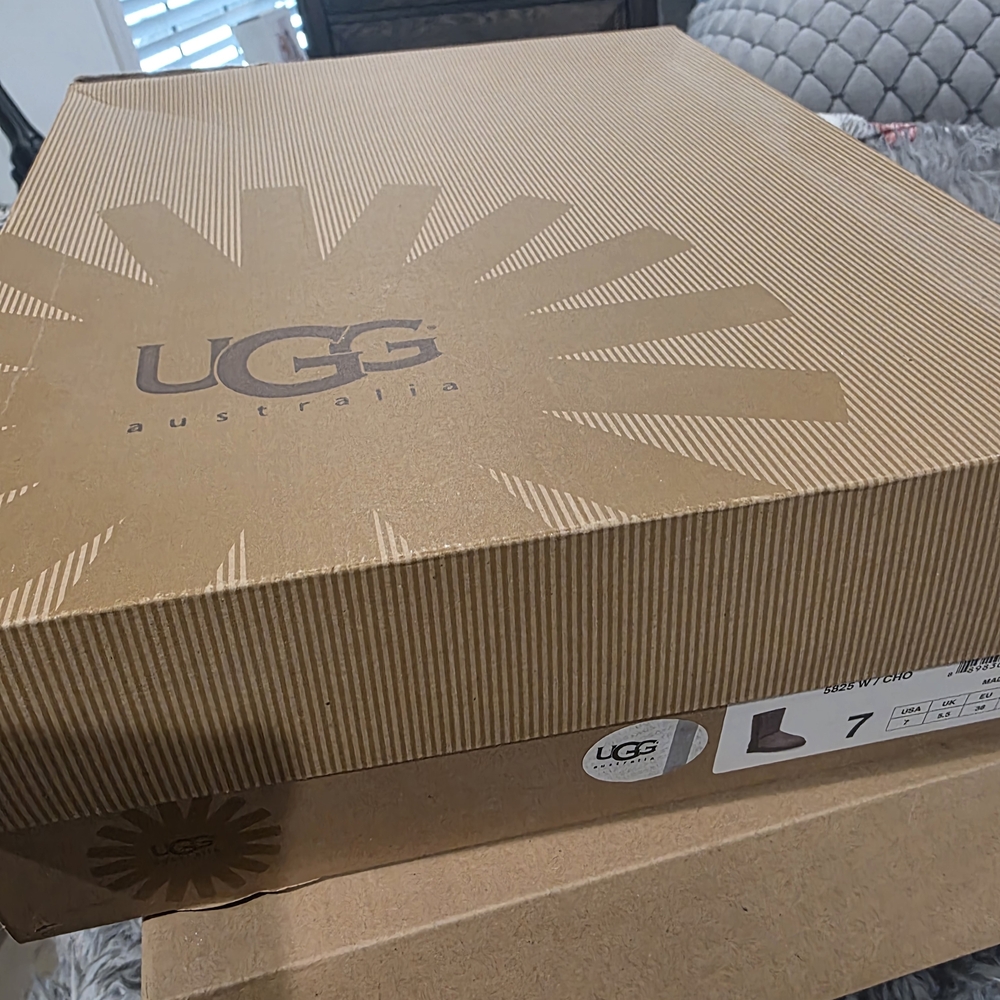 UGG Corrugated Shoe Box in Brown